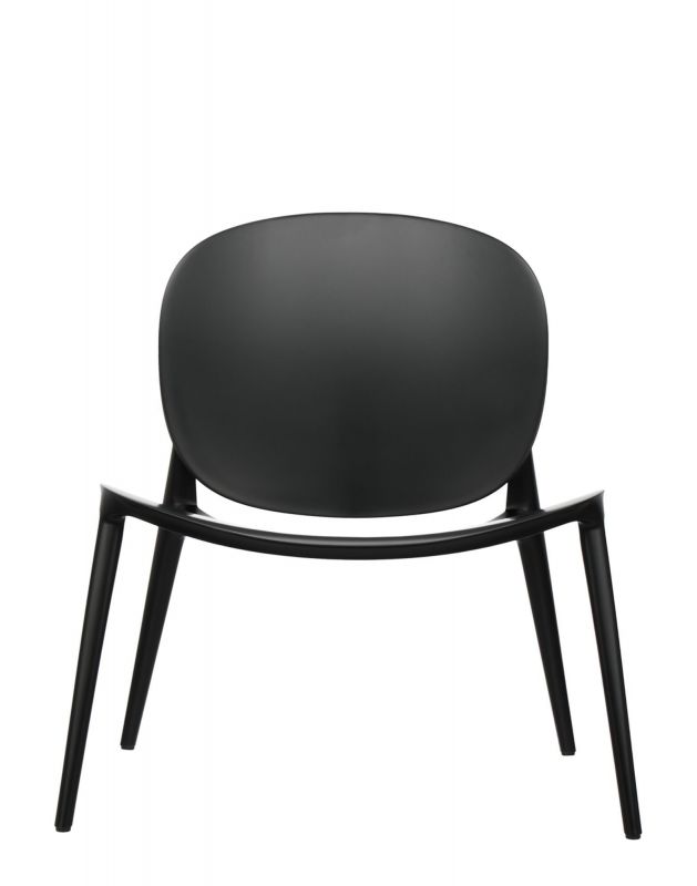 Rückansicht des schwarzen Kartell Be Bop Outdoor Sessels mit runder Rückenlehne und schlanken Beinen.